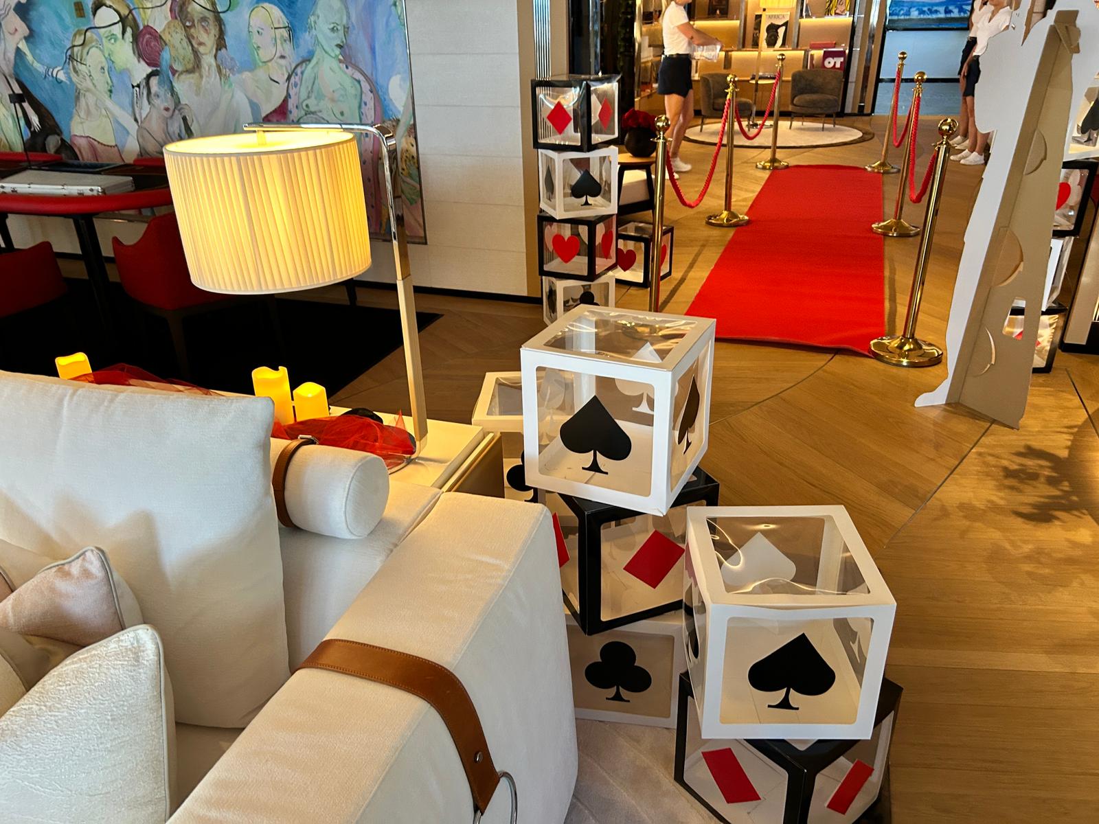Allestimento con cubi decorati e tappeto rosso in un salone